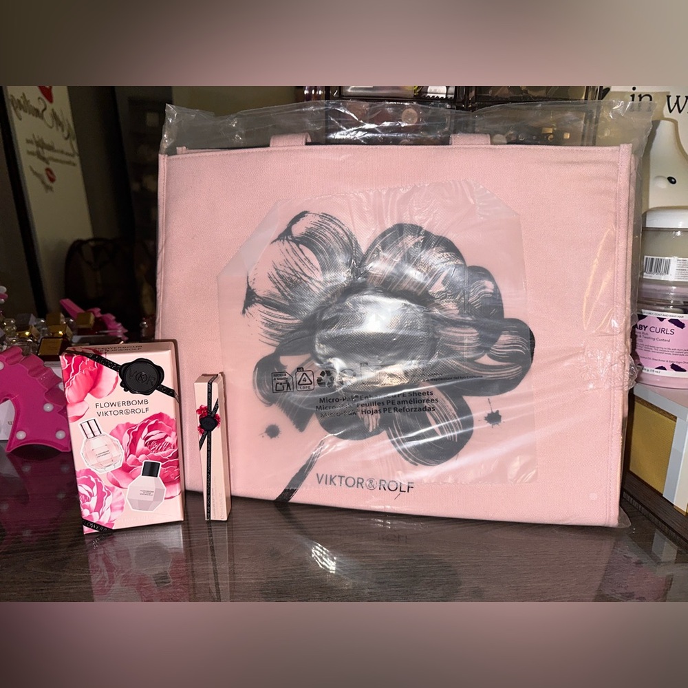 Viktor & Rolf 4 Piece Bundle Set - Picture 2 of 10